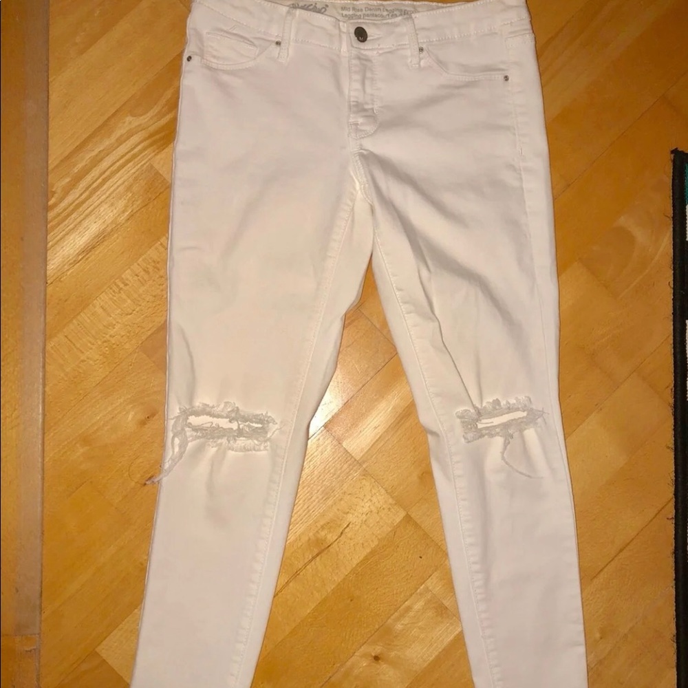 White Capri w/ Distressed Knees